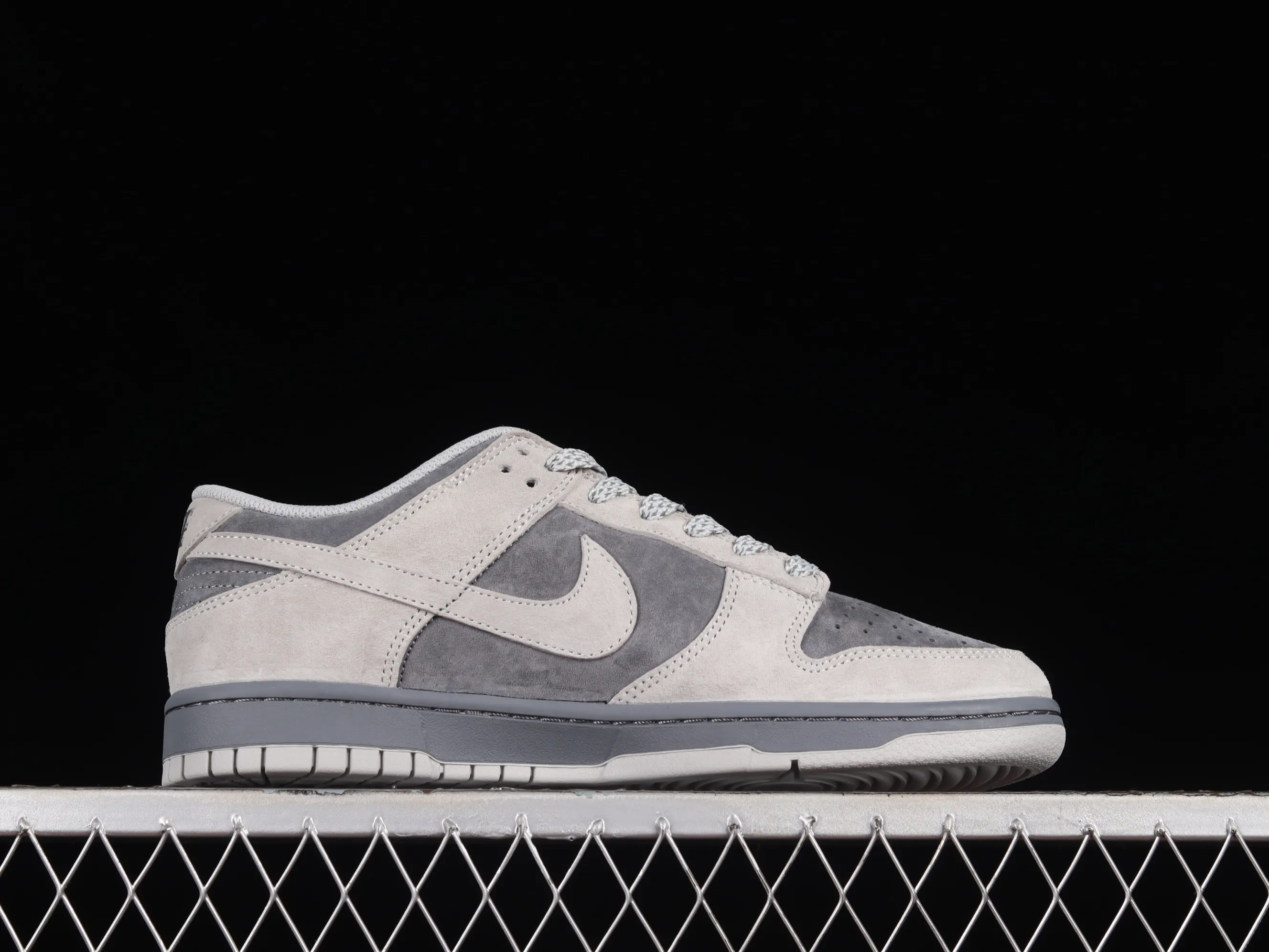 All Categories Nk SB Dunk Series Nk SB Dunk Low Low-top sneakers Otomo Katsuhiro x Nk SB Dunk Low "Steamboy OST" Creative customization collaboration Otomo Katsuhiro co-branded SB low-top sports and leisure sneakers DD3699-003